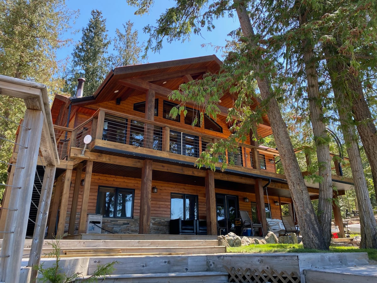 Eagle Bay Lakefront residence on Shuswap Lake